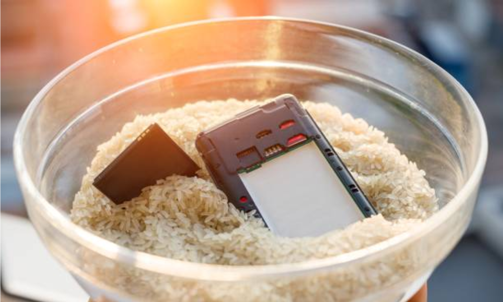 Smartphone dikeringkan di beras